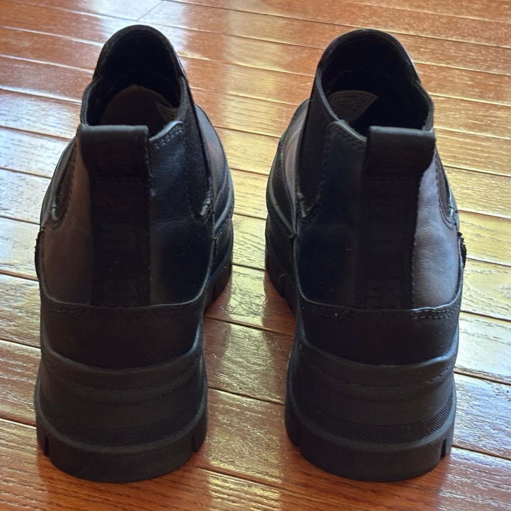 UGG Black Platform Chelsea Boots. Size 8.5. Like New. - Picture 5 of 5